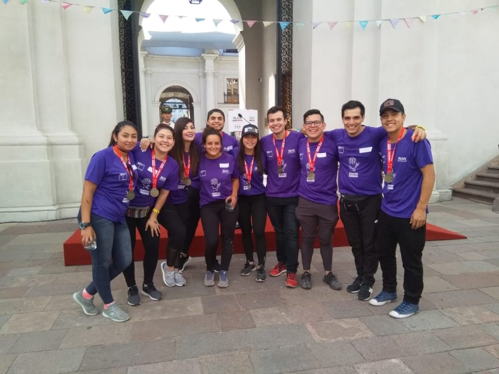 Estudiantes de Pedagogía en Educación Física participaron como voluntarios en Maratón de Santiago