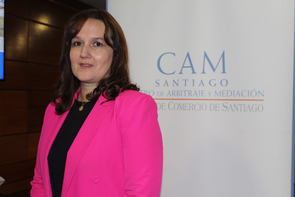 Directora de la Escuela de Derecho se integra al cuerpo arbitral del Centro de Arbitraje y Mediación de la Cámara de Comercio de Santiago