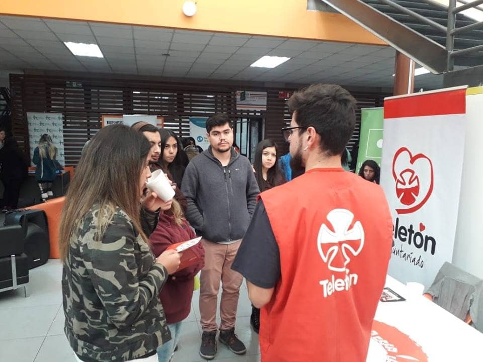 UDLA y Red de Voluntarios BioBío realizaron feria de redes de apoyo social