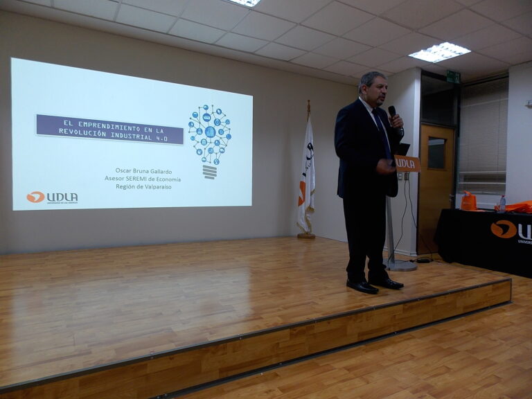 Charla organizada por la carrera de Ingeniería Industrial trató el emprendimiento en la Revolución Industrial 4.0