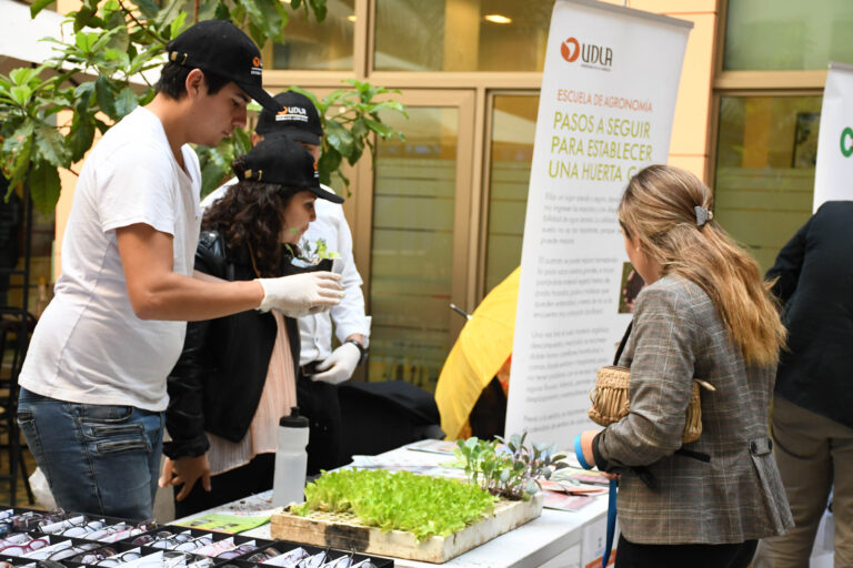 Escuela de Agronomía participa por cuarto año en la Feria de Calidad de Vida del Gobierno Regional Metropolitano