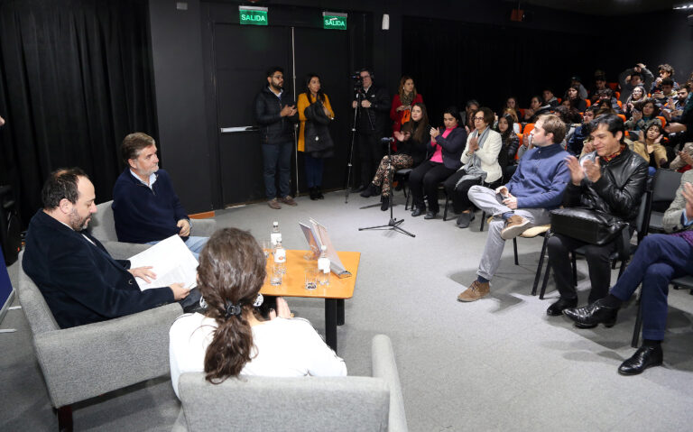 Académica de la Facultad de Derecho fue parte de la presentación del libro “Todos somos discapacitados”, de Francisco Undurraga