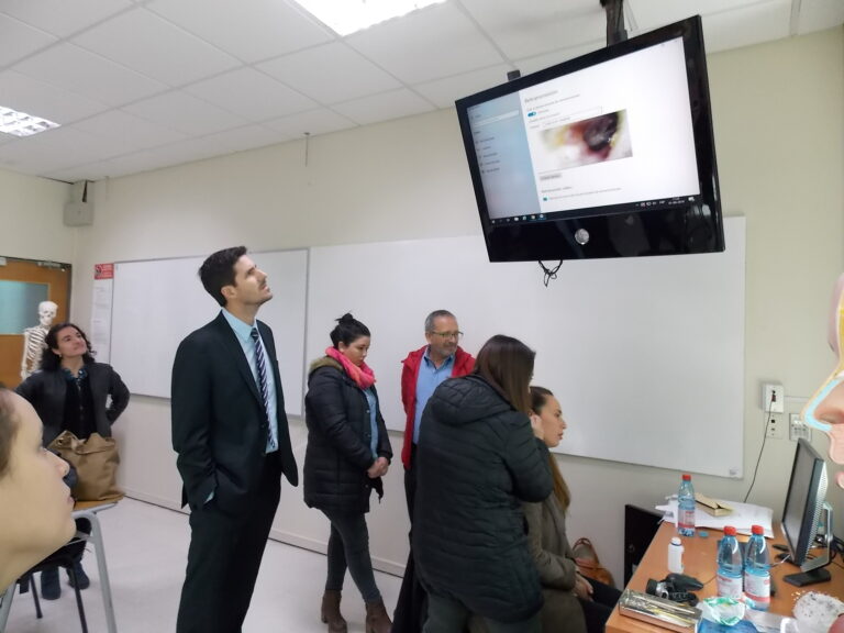 Egresados de Fonoaudiología de Sede Viña del Mar fueron capacitados en la técnica de lavado de oídos