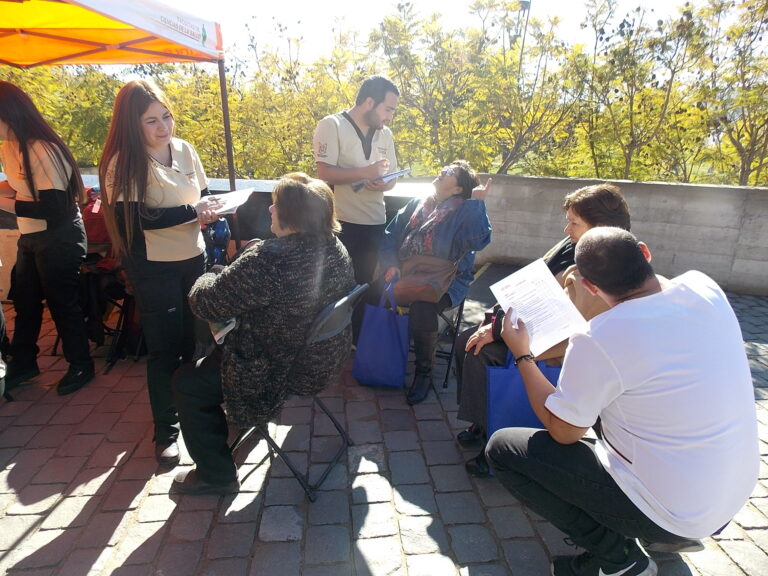 Estudiantes de Derecho y Fonoaudiología realizaron atenciones gratuitas en jornada sobre el buen trato a los adultos mayores