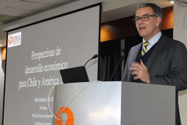 Profesor de la Universidad de Fordham realizó charla magistral sobre perspectiva de desarrollo económico de Chile