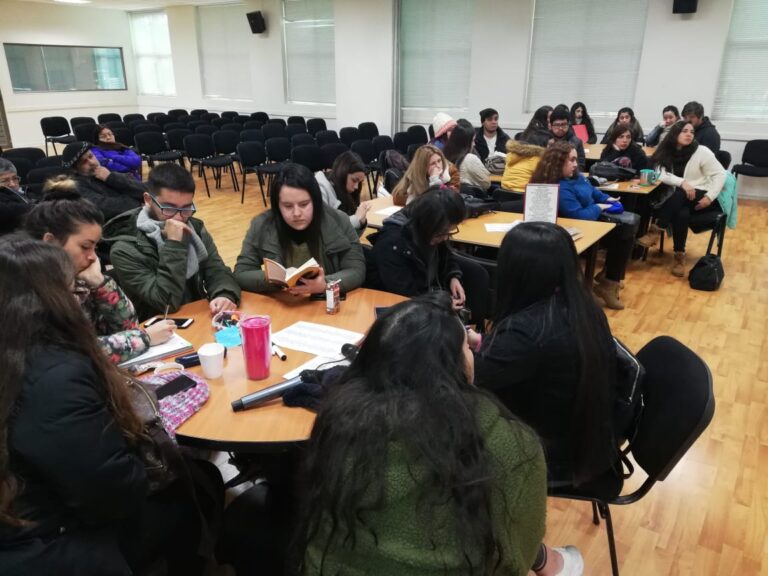 Poeta quillotano Juan de la Luz relanzó su libro “Torbellinos de cenizas y vientos” en Campus Los Castaños