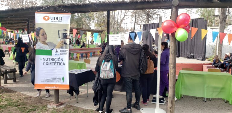Estudiantes de Nutrición y Dietética realizaron talleres de elaboración de colaciones saludables en Campus La Florida