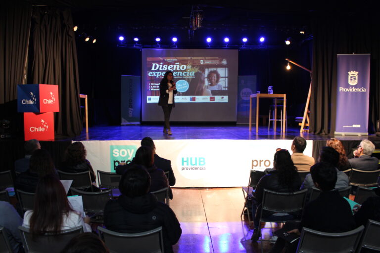 Académica de la Escuela de Hotelería y Turismo expone en seminario sobre diseño de experiencia