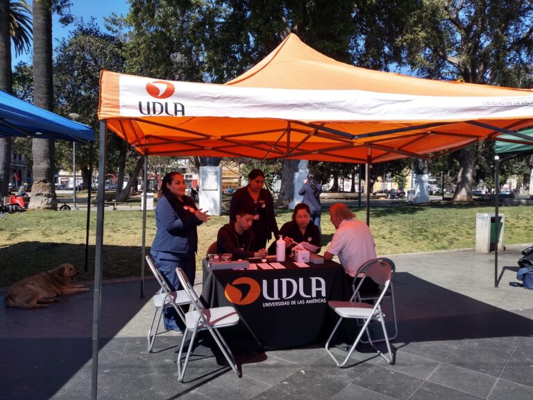 Estudiantes de Enfermería participaron en Feria de Salud de la Persona Mayor en Valparaíso
