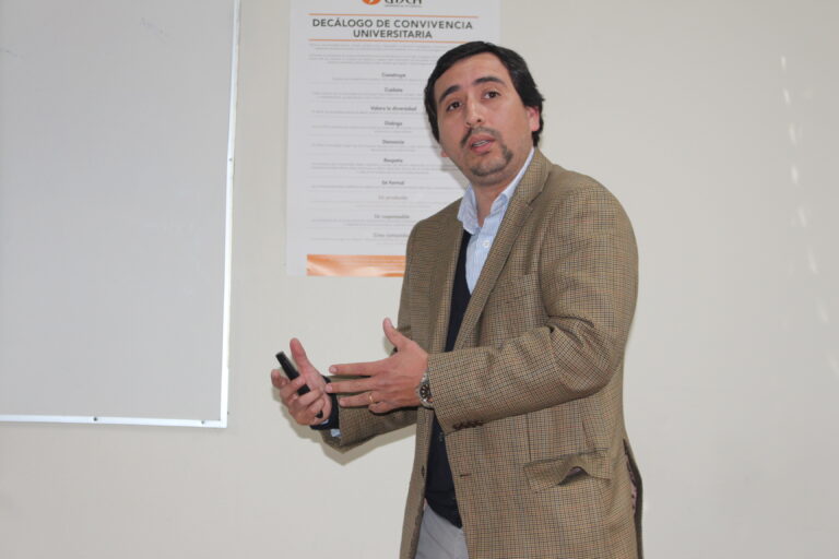 Usuarios del Centro de Reinserción Social de Gendarmería de Chile realizaron taller de microemprendimiento en UDLA