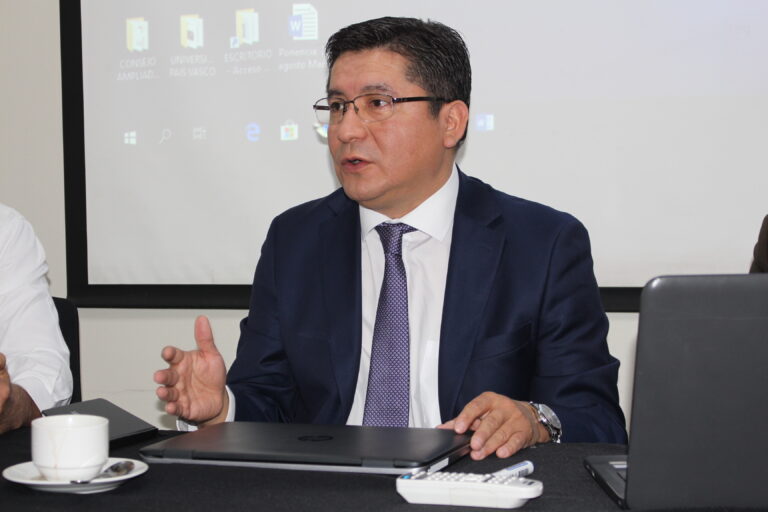 Destacados expertos conversan en UDLA sobre tributación ambiental y economía digital