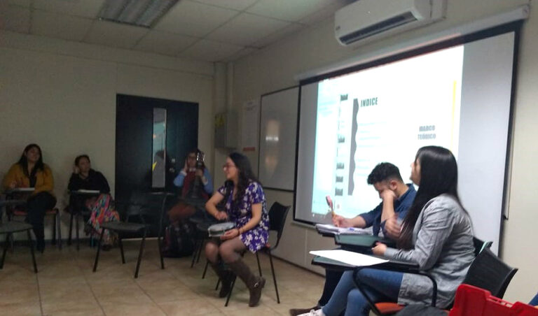 Estudiantes de Fonoaudiología asisten a charla sobre efectos de la musicoterapia en un adulto mayor con DCL