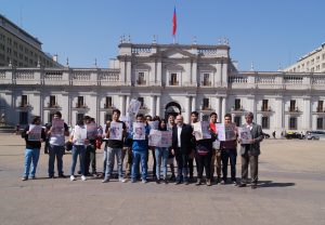 Estudiantes de Periodismo de UDLA participan en intervención por los 30 años del Plebiscito