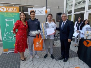 Colegios de Valparaíso y Viña del Mar participaron en tercera Feria Científica de UDLA