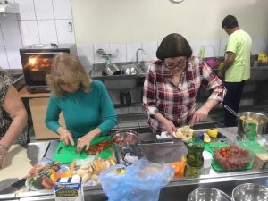 Estudiantes de Nutrición y Dietética realizan talleres de cocina saludable a la comunidad del Centro de Atención Nutricional
