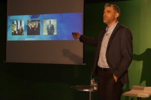 Manuel de Tezanos realizó charla a estudiantes la carrera de Periodismo