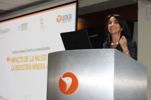 UDLA crea beca para apoyar el desarrollo profesional de la mujer en la minería