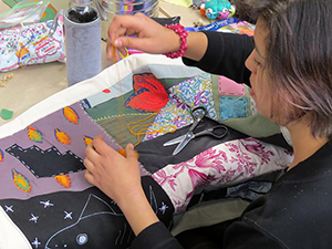 17 de noviembre. Cartelera Cultural UDLA: «Taller Textil Comunitario». Organiza: Dirección General de Vinculación con el Medio