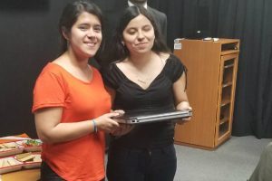 Dirección de Sistema de Bibliotecas realiza entrega simbólica del primer notebook con el software Jaws