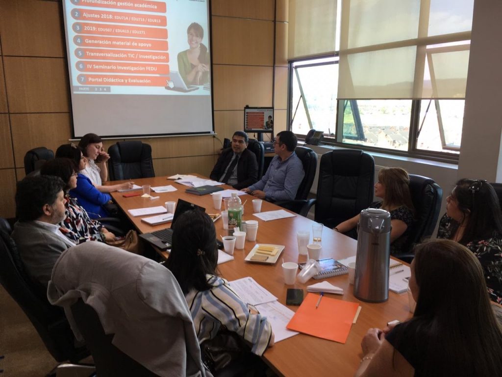 Escuela de Educación realiza sesiones de cierre del trabajo académico 2018 con docentes de cursos transversales