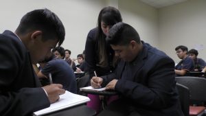 Estudiantes de Pedagogía en Inglés hacen clases a alumnos del Liceo de Aplicación