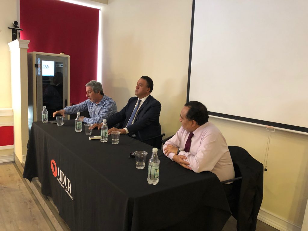 Panel de expertos da la bienvenida a estudiantes de primer año de la carrera de Derecho