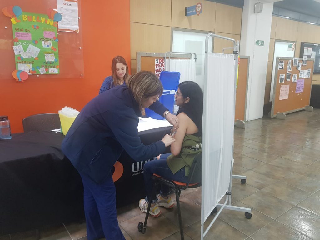 Estudiantes de Campus El Boldal se vacunaron contra el sarampión