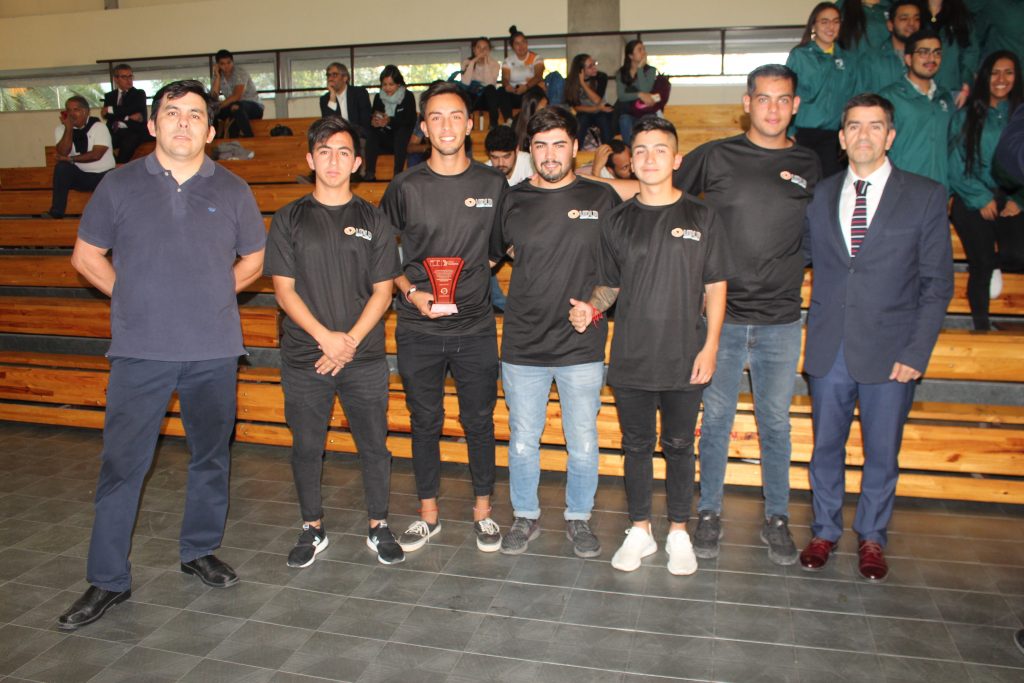 El equipo de futsal de UDLA junto a autoridades del Instituto del Deporte se hicieron presente en la apertura de la competencia nacional.
