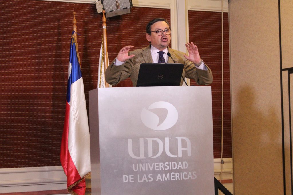 Facultad de Derecho inició sus actividades académicas con charla magistral de Ruperto Pinochet