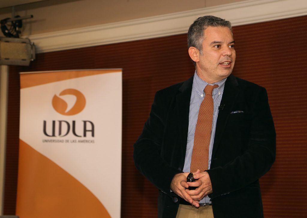 Ernesto Treviño realizó charla magistral en inauguración de actividades académicas de la Facultad de Educación