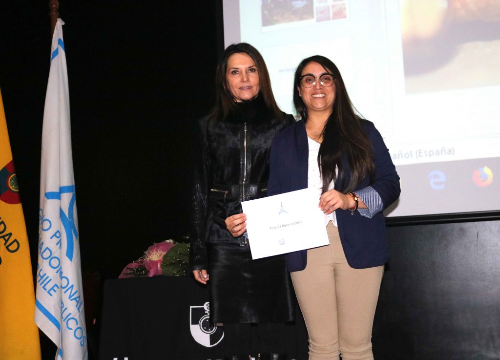 Alumna UDLA expone en la conmemoración del Día del Relacionador Público
