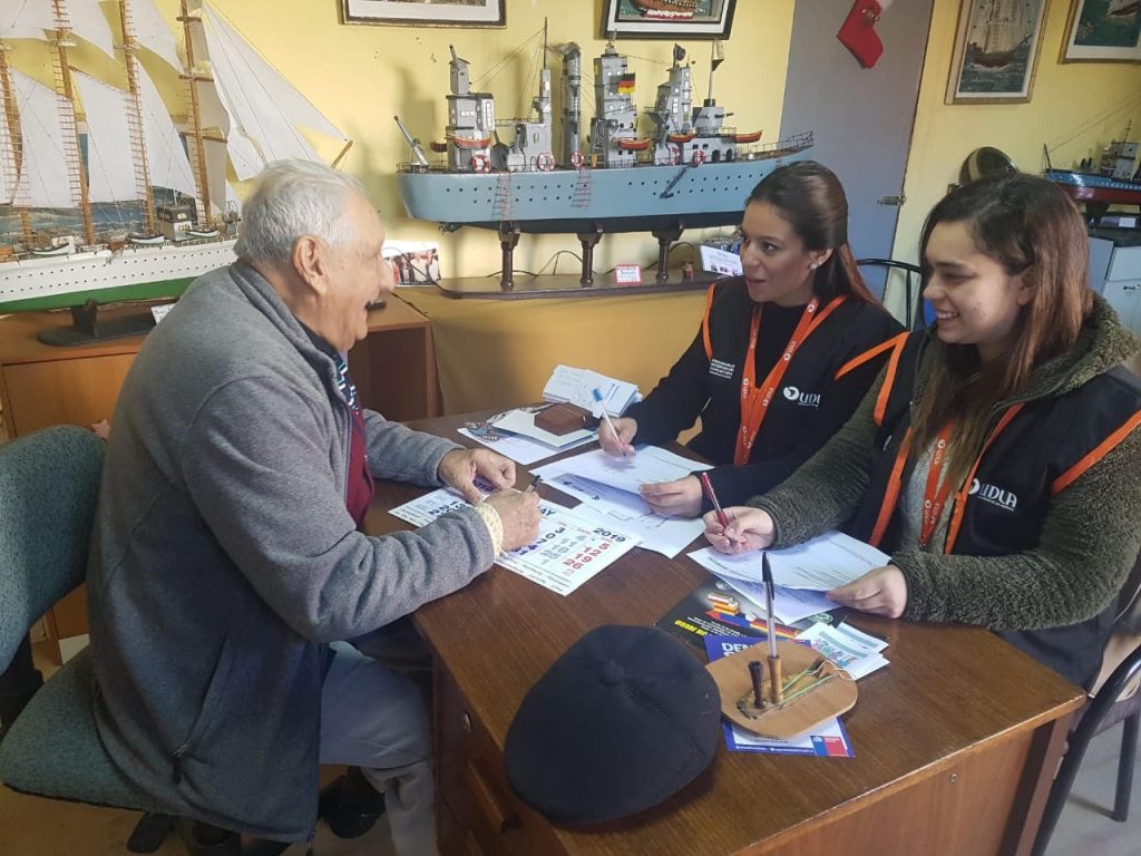 Alumnos de Sede Viña del Mar aplicaron encuesta de bienestar y salud en Concón y Quilpué