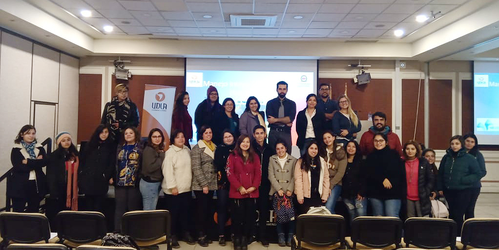 Docentes y estudiantes de la Escuela de Medicina Veterinaria reciben charla sobre manejo integral de la hernia discal en caninos