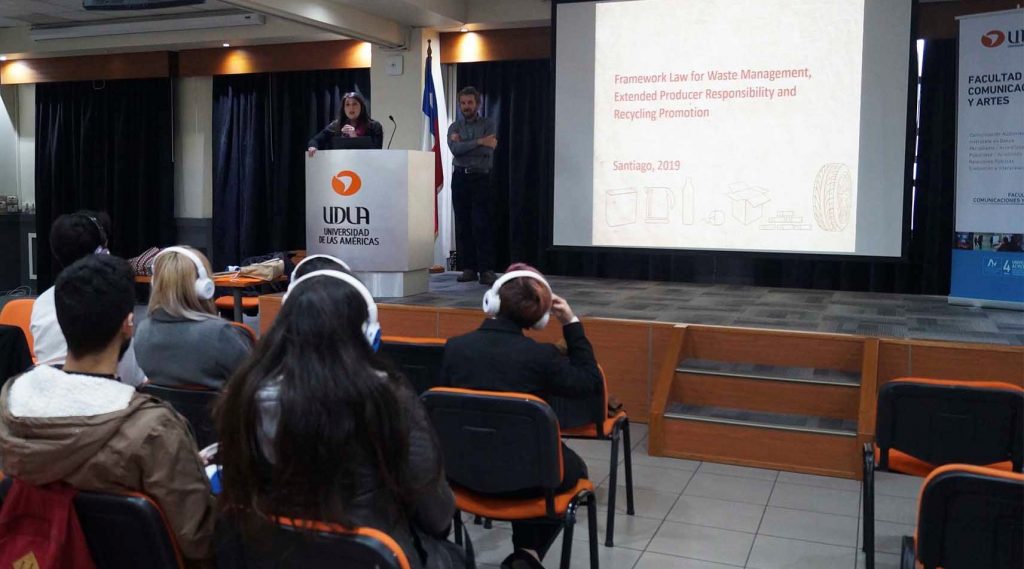 Estudiantes de Traducción realizan Mock Conference con experto en reciclaje