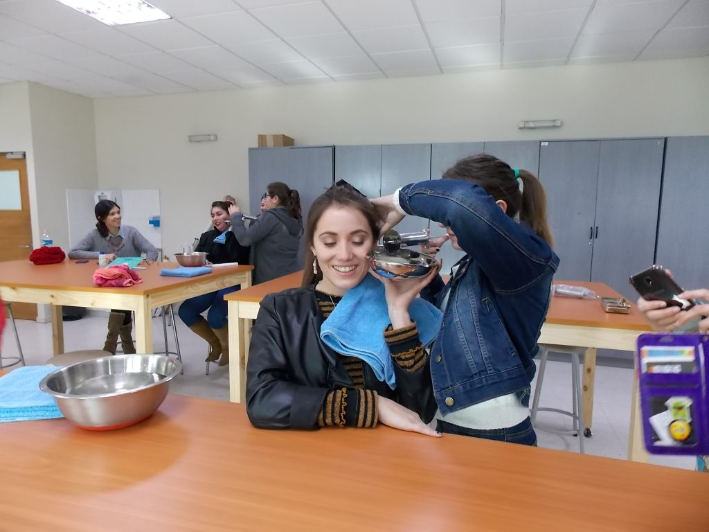 Egresados de Fonoaudiología de Sede Viña del Mar fueron capacitados en la técnica de lavado de oídos