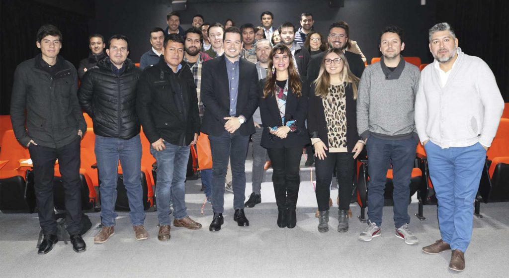 Egresados de Publicidad asisten a conversatorio sobre marketing digital en UDLA