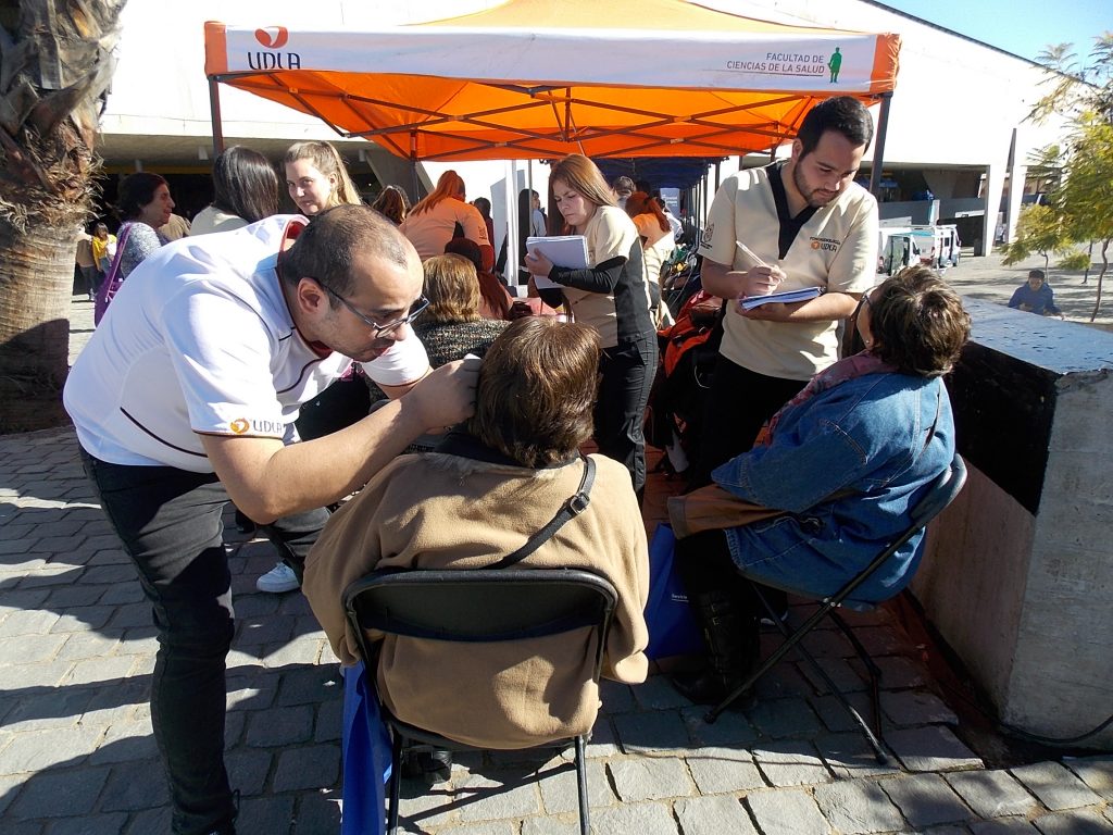 Estudiantes de Derecho y Fonoaudiología realizaron atenciones gratuitas en jornada sobre el buen trato a los adultos mayores