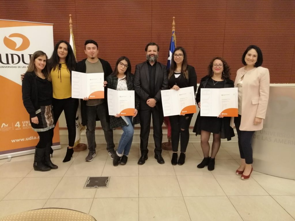 Alumnos de la Escuela de Pedagogía en Inglés recibieron diplomas de la Universidad de Cambridge
