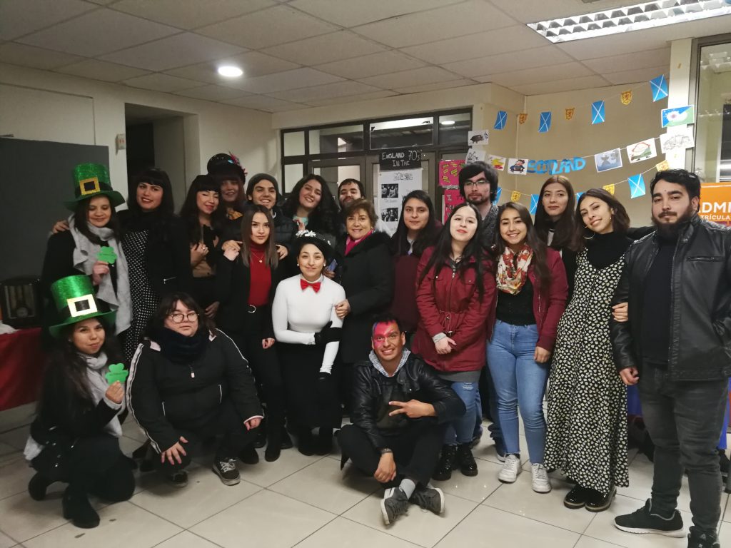 Estudiantes de Pedagogía en Inglés realizaron feria multicultural en Campus Santiago Centro