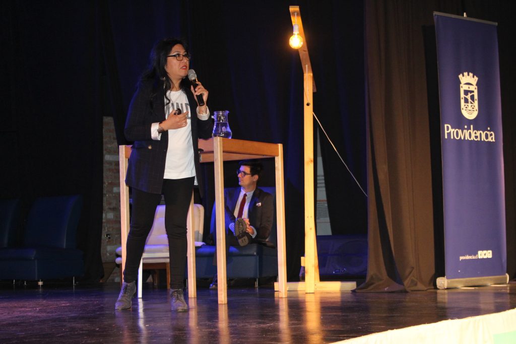 Académica de la Escuela de Hotelería y Turismo expone en seminario sobre diseño de experiencia