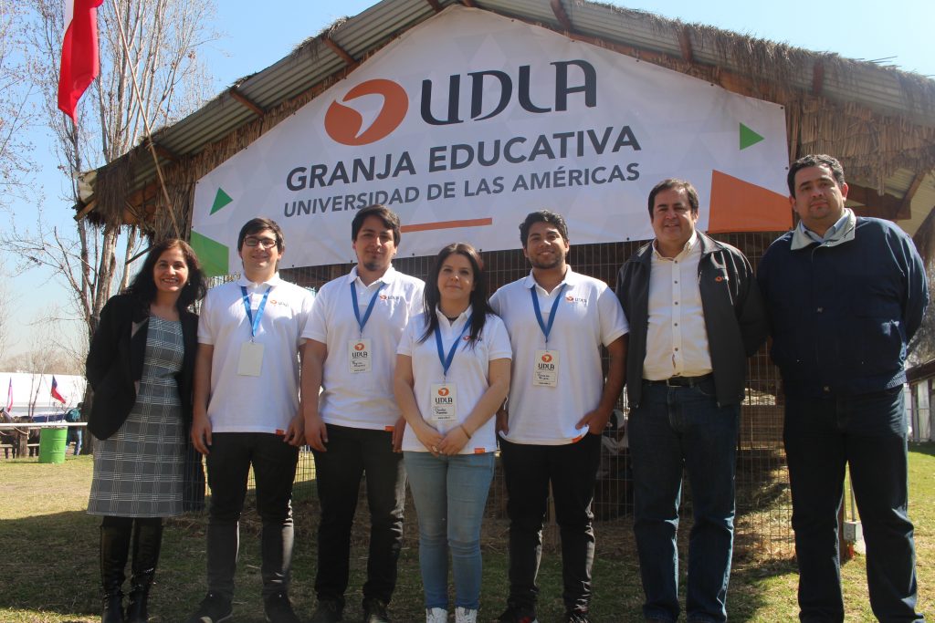 Estudiantes de UDLA participaron en Granja Educativa en la Semana de la Chilenidad del Parque Padre Hurtado