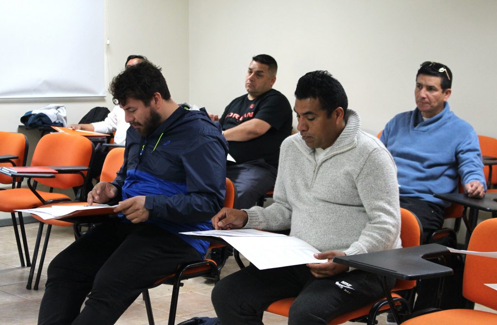 Usuarios del Centro de Reinserción Social de Gendarmería de Chile realizaron taller de microemprendimiento en UDLA