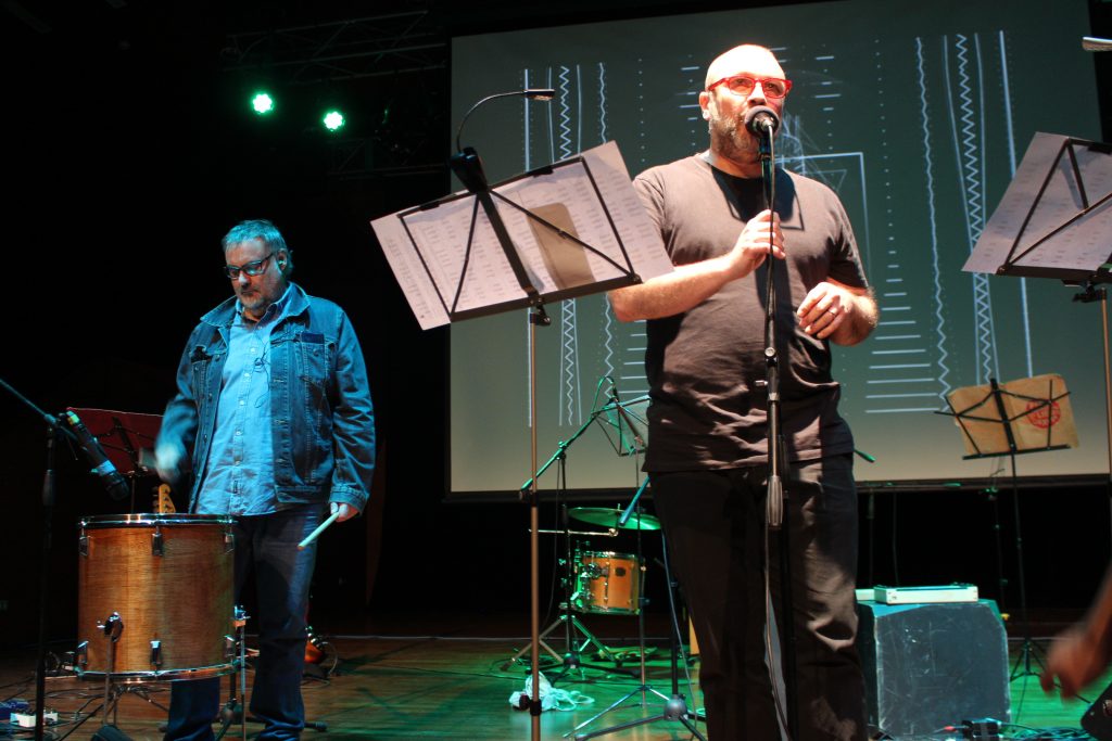 Artista residente en UDLA realizó presentación en el Festival Internacional de Poesía 2019
