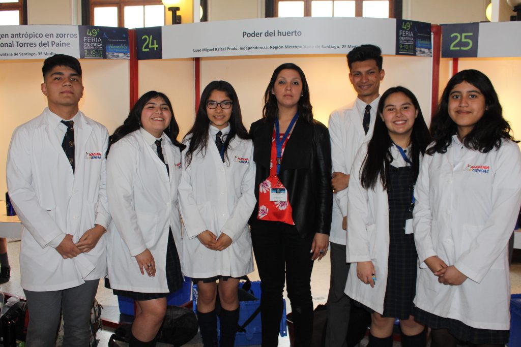 Egresada de Pedagogía en Biología y Ciencias Naturales lideró dos proyectos en la 49° versión de la Feria Científica Nacional Juvenil 2019