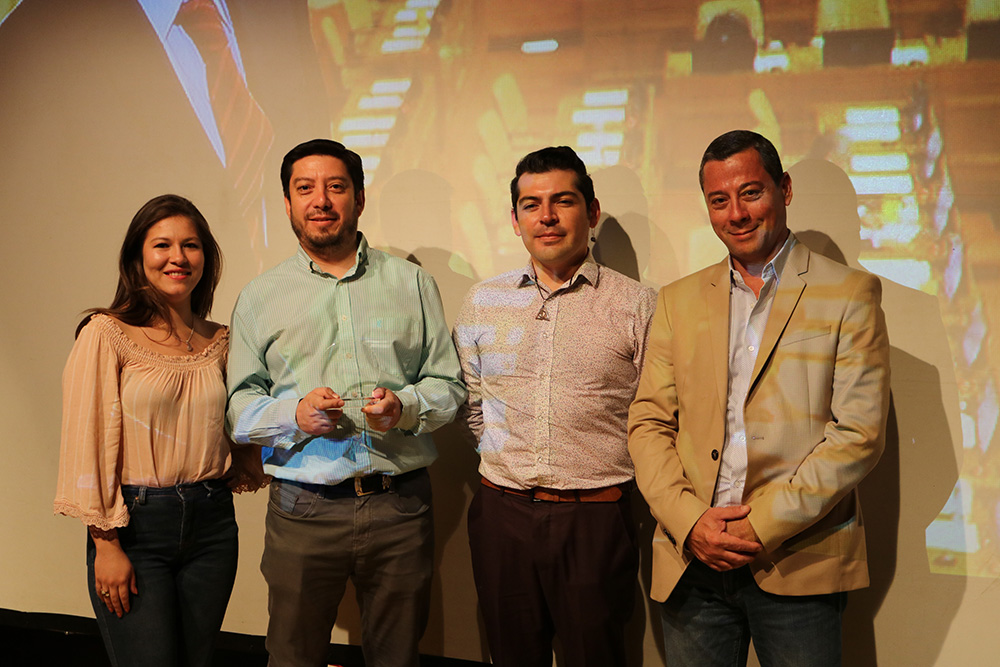Carrera de Periodismo entrega el premio “Mejor Docente Fidel Oyarzo Salgado”