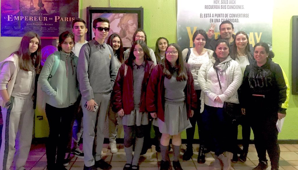 Estudiantes, egresados y centro estratégico de práctica de Pedagogía en Inglés asistieron a obra de teatro en Viña del Mar