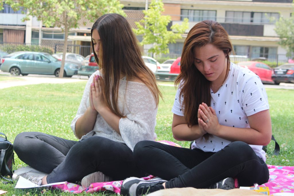 Escuela de Psicología realizó taller de autocuidado en la Plaza Inés de Suárez
