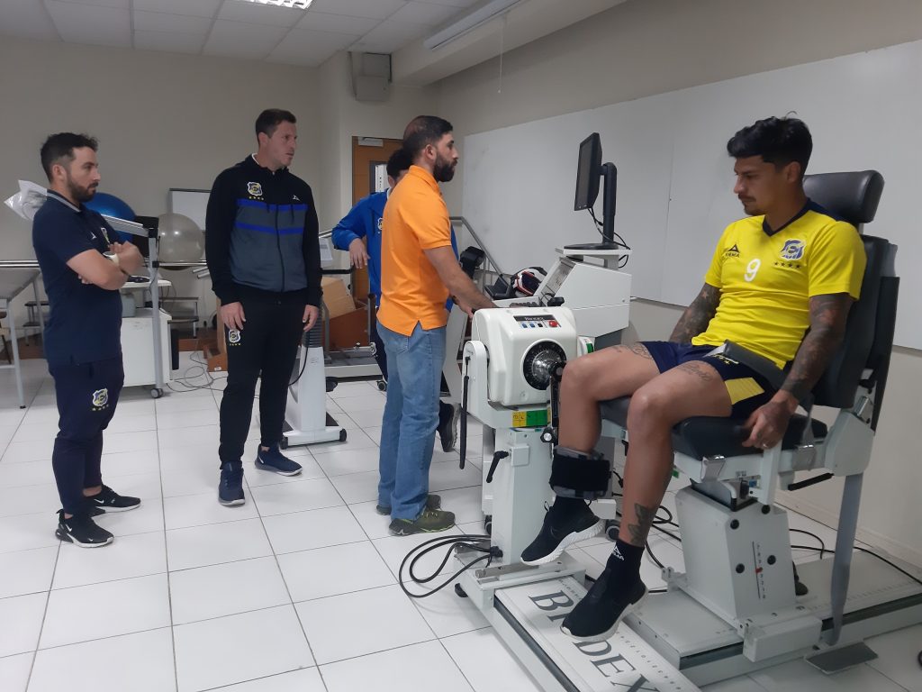 Escuela de Kinesiología de Sede Viña del Mar realiza evaluación isocinética a jugadores del primer equipo de Everton