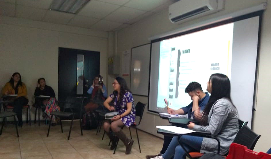 Estudiantes de Fonoaudiología asisten a charla sobre efectos de la musicoterapia en un adulto mayor con DCL