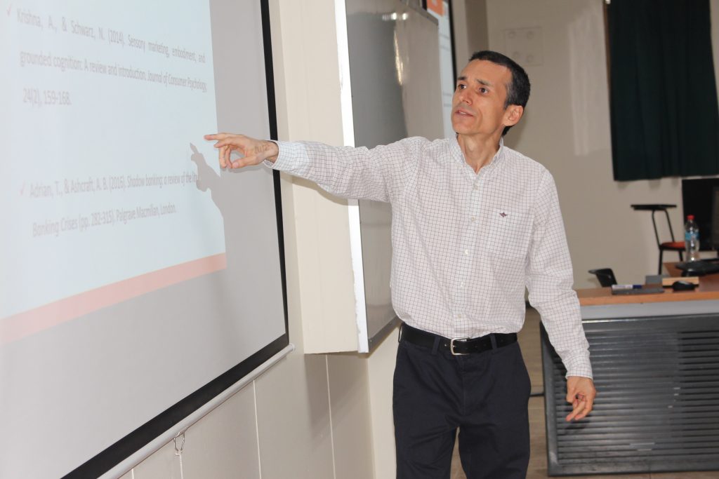 Facultad de Ingeniería y Negocios lleva a cabo capacitación de inicio a la investigación científica para docentes y académicos